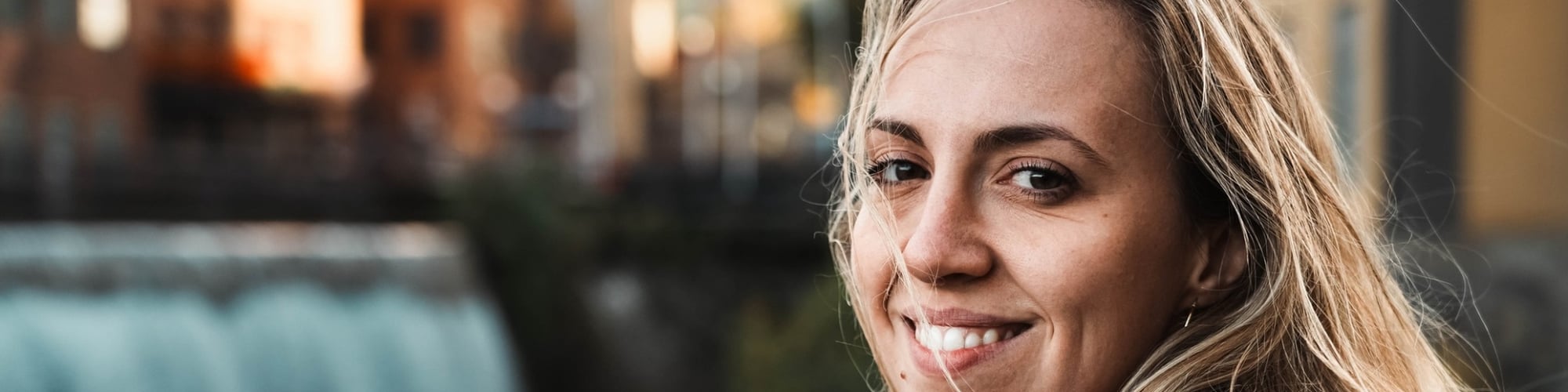 SPM_woman_desktop_2400x600_more_person