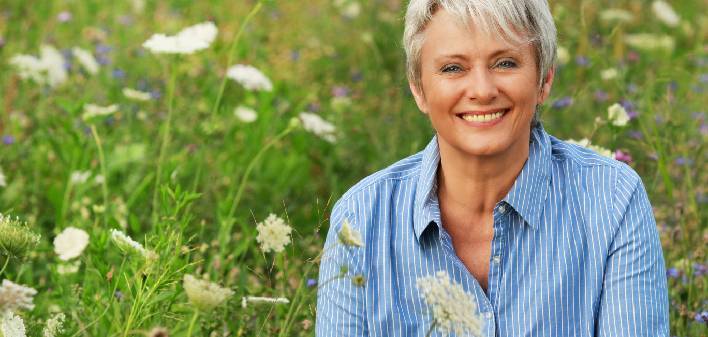 AL_woman-in-grass-840582894